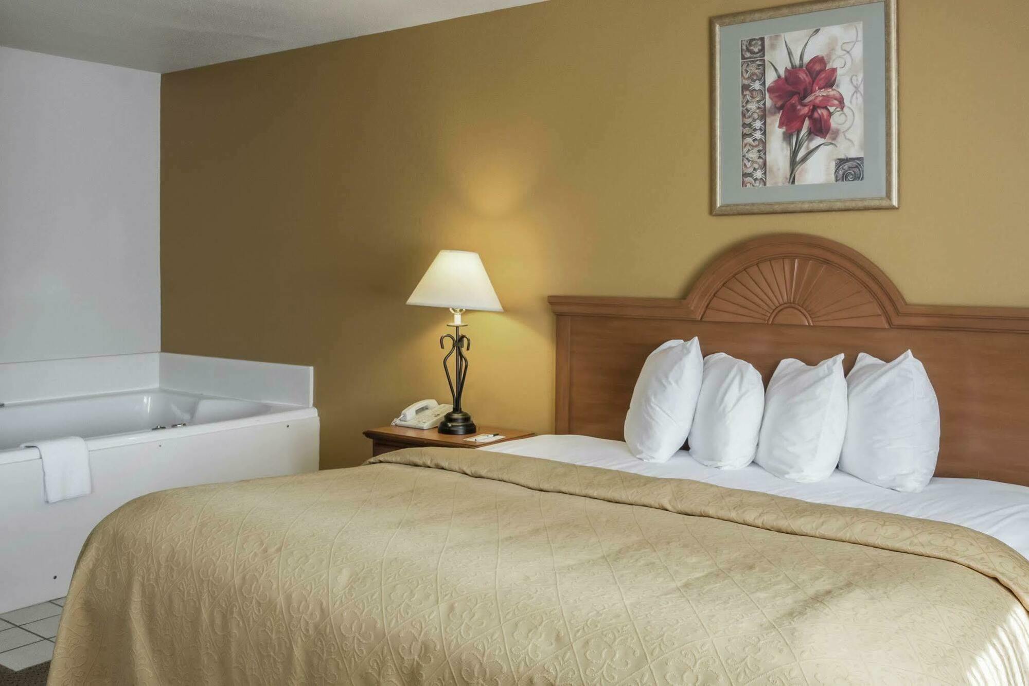 Quality Inn Huron Exteriér fotografie